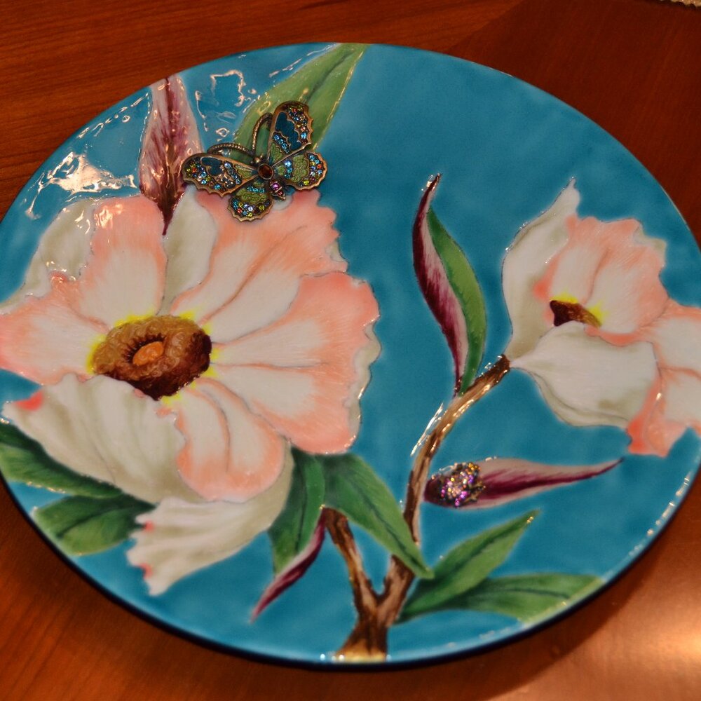 RARE LIMITED EDITION SIGNED JAY STRONGWATER MAGNOLIA FLOWER BUTTERFLY FROG PLATE